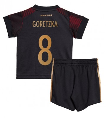 Maillot de foot Allemagne Leon Goretzka #8 Extérieur enfant Monde 2022 Manches Courte (+ pantalon court)